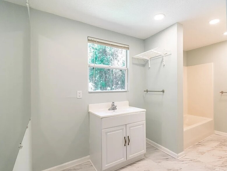 Building Photo - 2133 Doane St