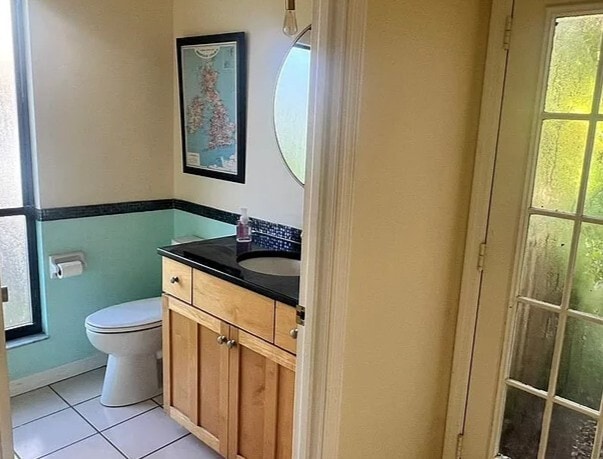 Downstairs shared 1/2 bath - 810 Hammockwood Ct