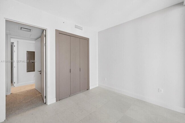 Building Photo - 700 NE 26th Terrace