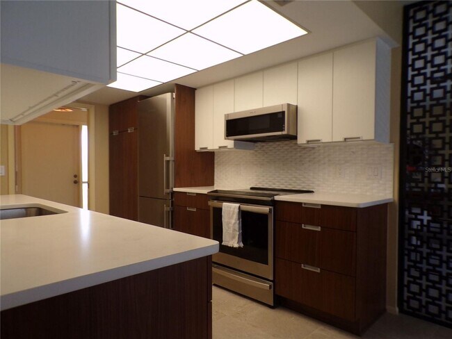 Building Photo - ANNUAL - UNFURNISHED RENTAL - UNFURNISHED - AMAZING LOCATION - SAILBOAT WATER