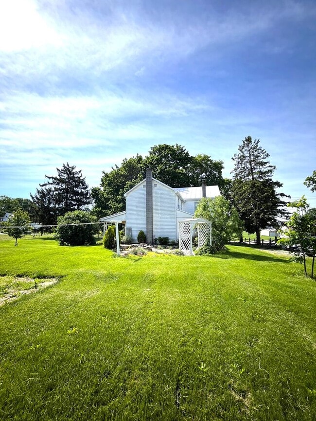 Building Photo - Spacious 3-Bedroom Farmhouse for Rent – Peaceful Country Living