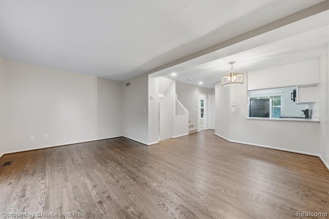 Building Photo - 483 W Lincoln Ave