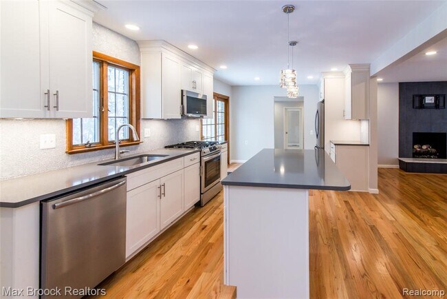 Building Photo - 31419 Sleepy Hollow Ln