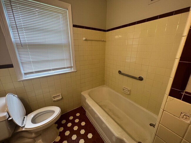 Building Photo - 3 bedroom 1 bathroom single level home