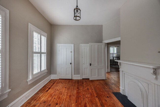 Building Photo - Downtown home walking distance to Mercer L...
