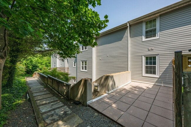 Building Photo - Luxurious 2 Bed 1 Bath Condo With Balcony ...