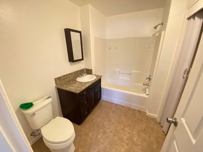Building Photo - Modern 3-bedroom, 2-bath apartment