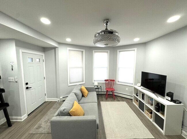 Building Photo - 17 Troy St