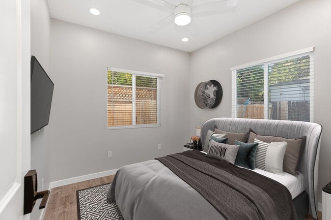 Building Photo - Private balcony + private patio!