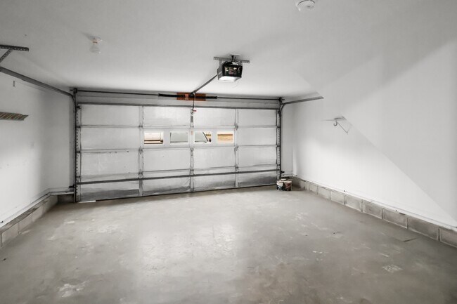 Building Photo - 3817 Roscommon Way