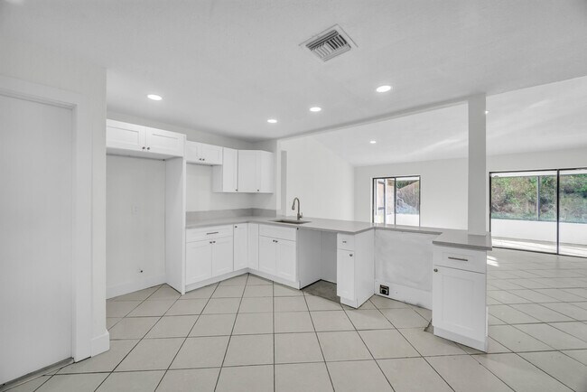 Building Photo - 2514 SE Alfonso Ave