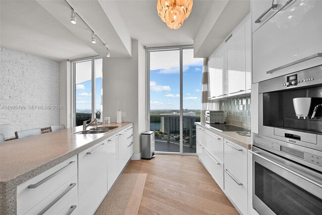 Building Photo - 15901 Collins Ave