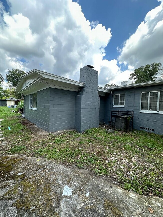 Building Photo - 2202 Forest Hills Rd