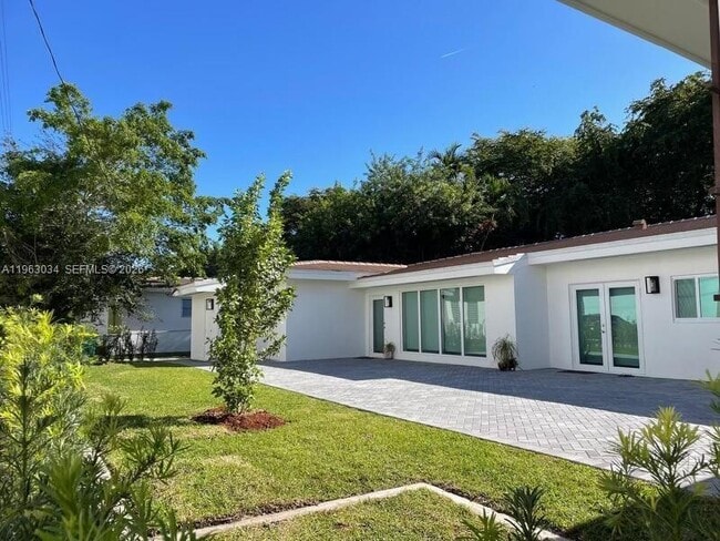 Building Photo - 5352 Orduna Dr