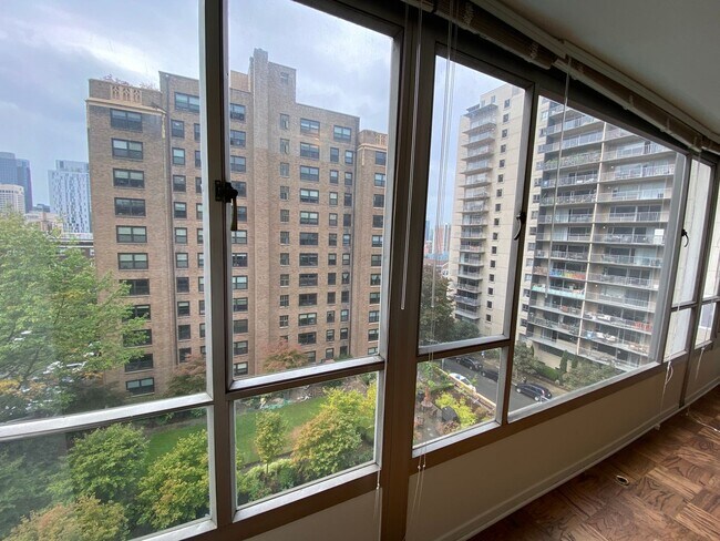 Building Photo - Light and Bright 1 bedroom 1 bath condo first hill