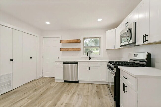 Building Photo - 1211 E Virginia St