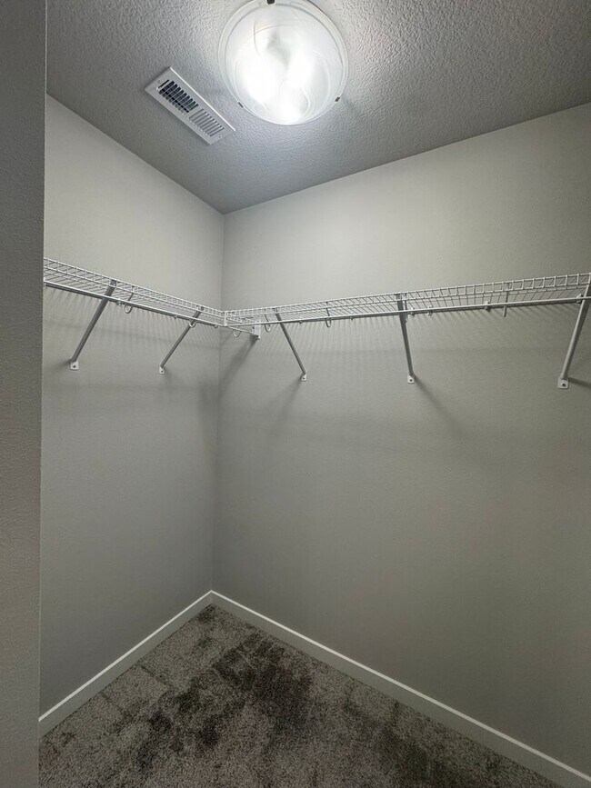 Building Photo - FREE RENT SPECIAL!  3 bedroom 2.5 bath Sin...