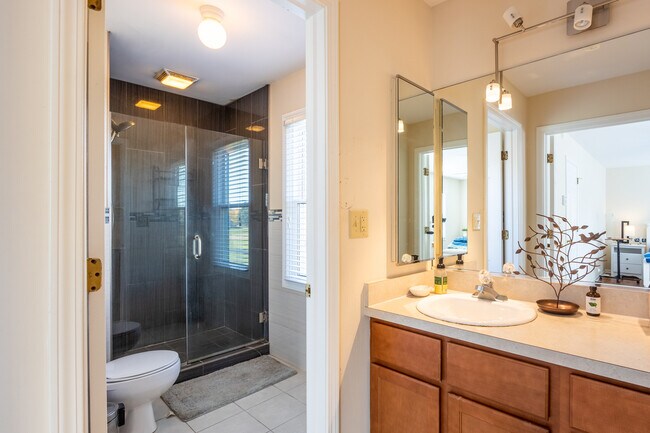 Building Photo - 331 E Fox Hill Dr