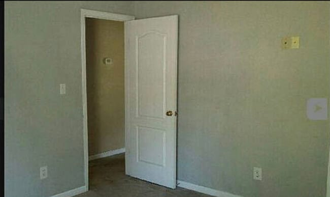 Building Photo - 120 Woods Edge Dr