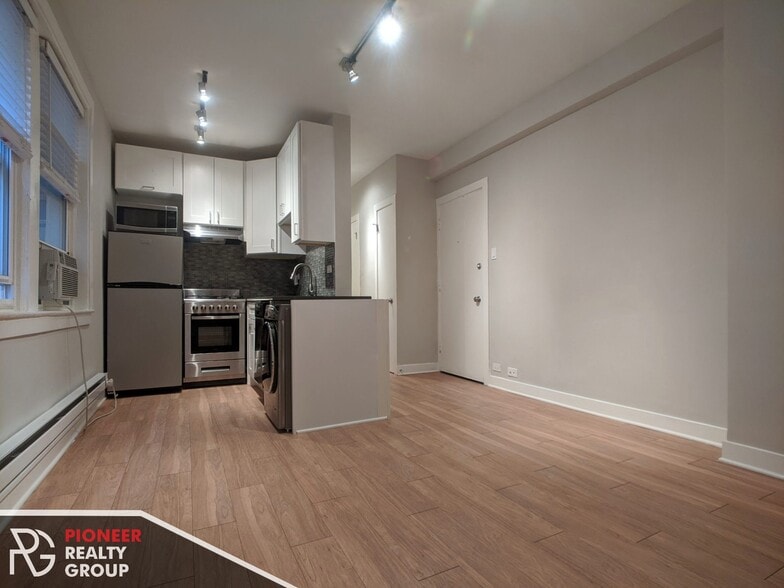 Building Photo - 515 W Belmont Ave