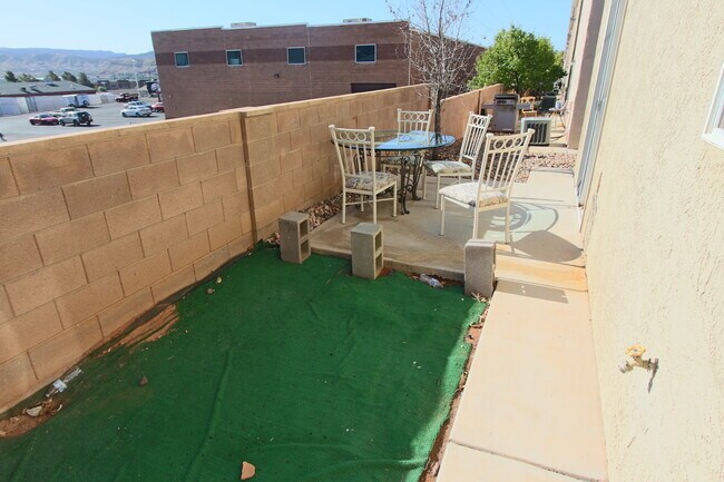 Building Photo - Fox Cove Unit