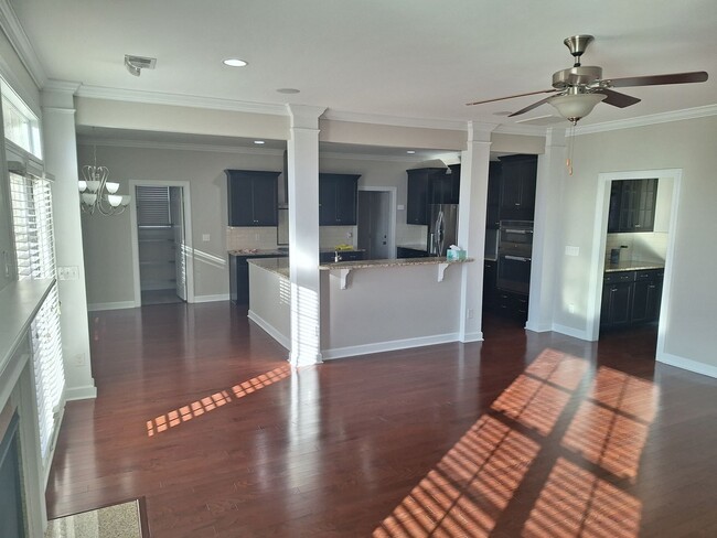 Building Photo - MARCH MOVE IN SPECIAL - $300 off FIRST FUL...