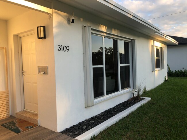 Building Photo - Close to Tarpon Bay in Sandpiper area of P...