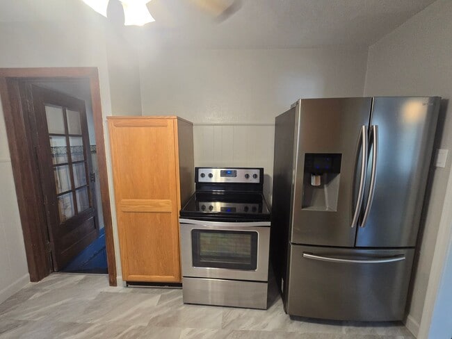 Building Photo - 3 bedroom, large privacy fenced in yard, oversized garage