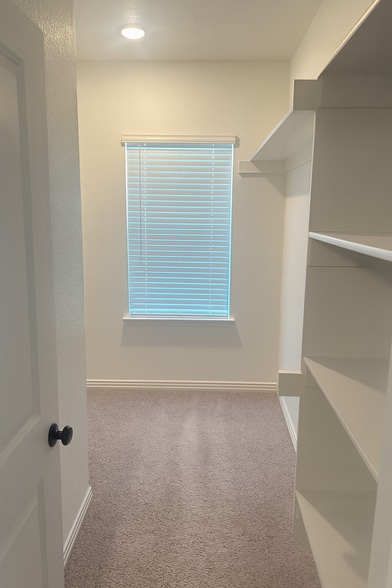 Building Photo - Room in House on Jones Dr