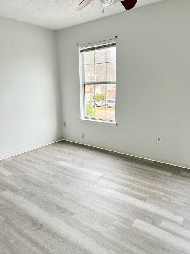 Building Photo - 2BD/ 2.5BA Townhouse near Town Center! Was...