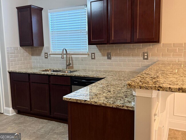 Building Photo - 125 Leland Ln