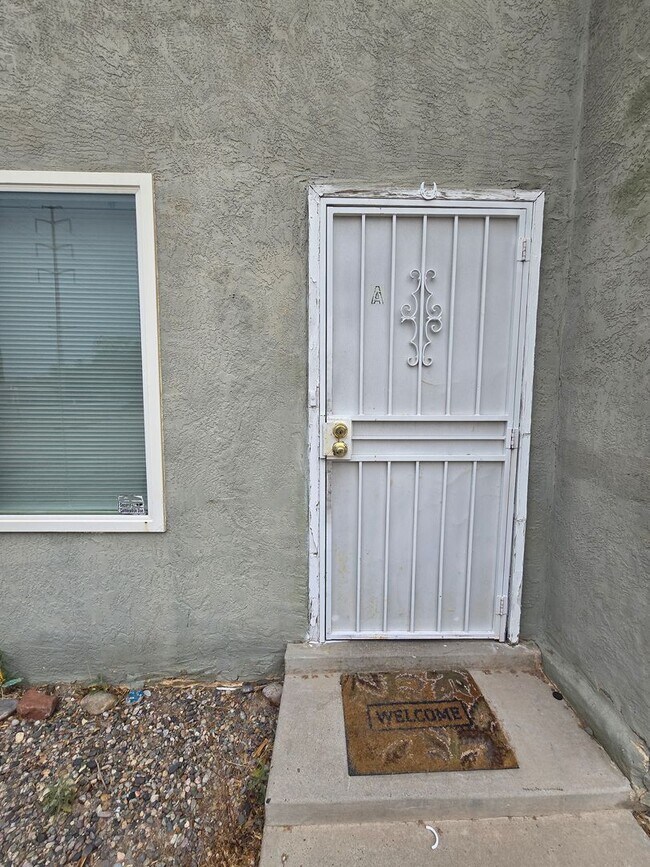 Building Photo - 2 bedroom unit near UNM