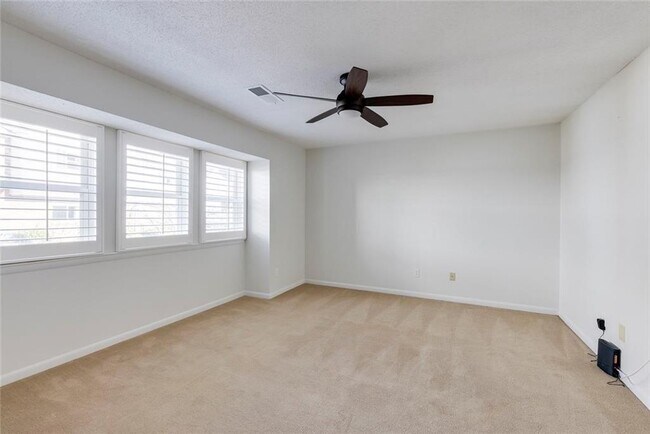 Building Photo - 7094 Stonington Dr NE