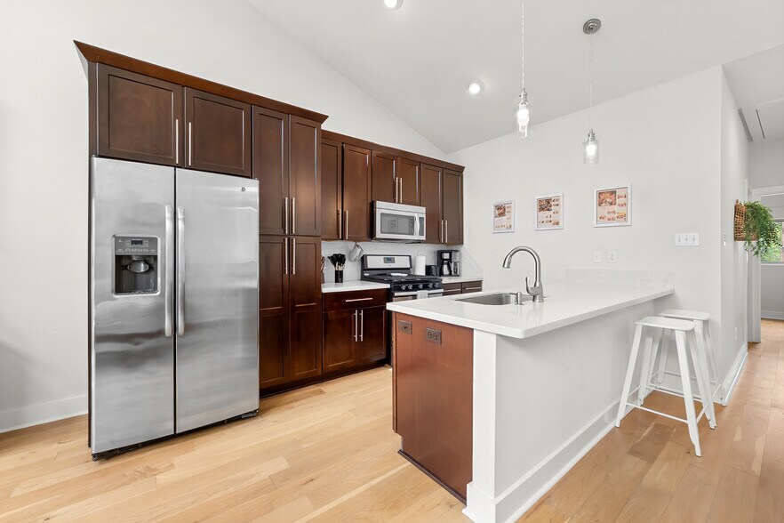 Building Photo - 212 Highland Oaks Ln