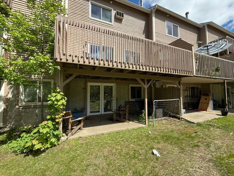 Building Photo - D6 Stonehedge Dr