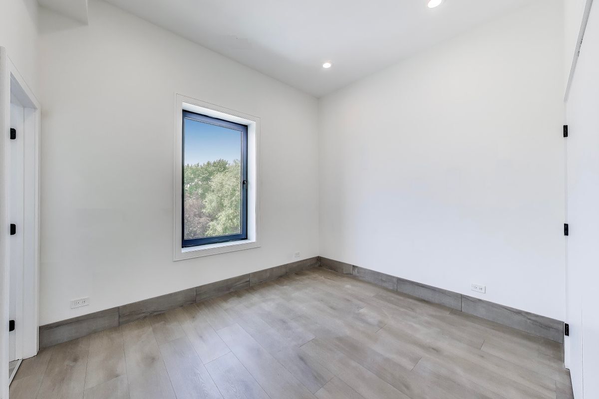 Building Photo - 2023 N Drake Ave