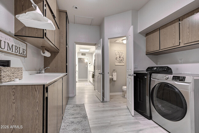 Building Photo - 1027 W 19th St