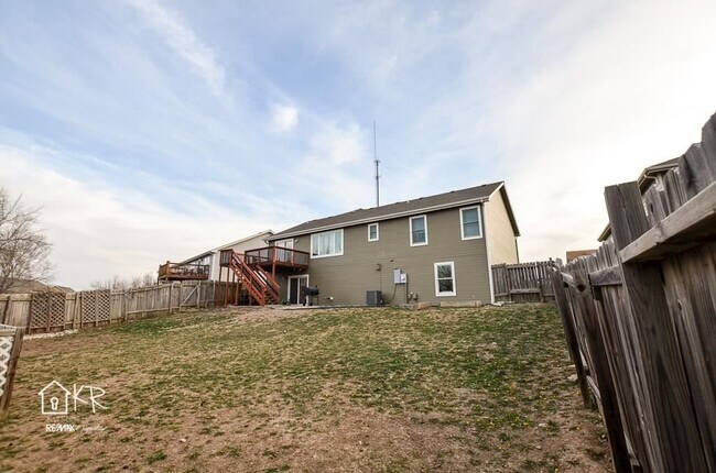 Building Photo - FENCED BACKYARD, CLOSE TO FT. RILEY!