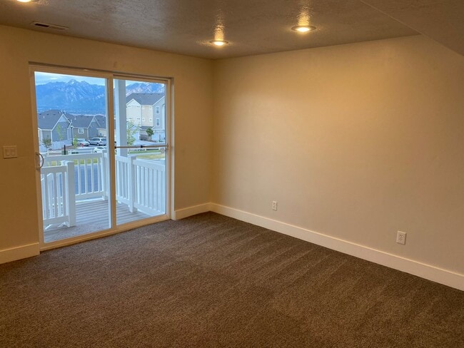 Building Photo - Lovely Townhome For Rent