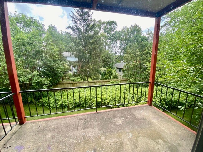 Building Photo - Cozy 2 Bedroom, 1 Bath Apartment with Balc...