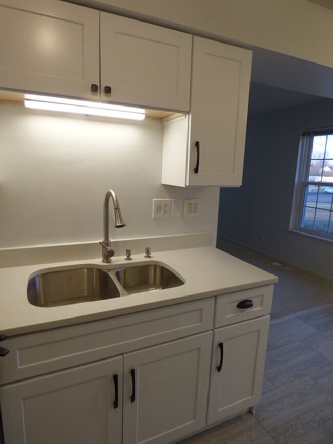 Building Photo - Beautiful 2 bd 1 1/2 ba as soon as July 1 move-in. Great Vernon Hills location!