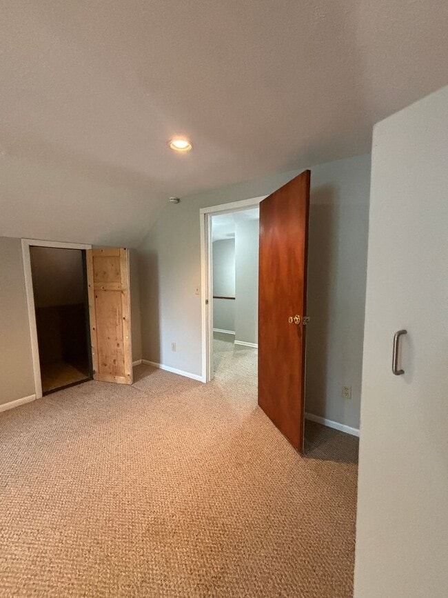Building Photo - Spacious Home in Gaylord