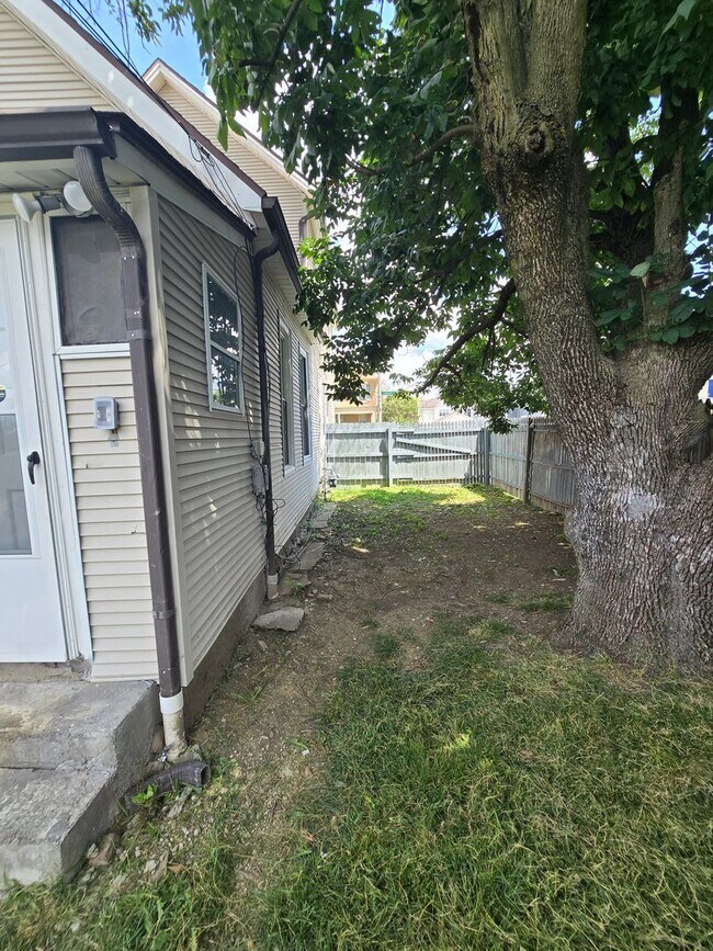 Building Photo - 2 BEDROOM SINGLE FAMILY HOME