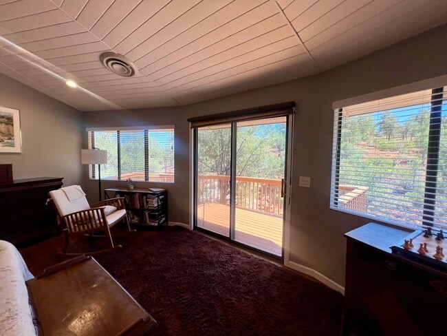 Building Photo - 335 Foothills S Dr