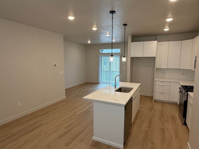 Building Photo - Beautiful townhome, construction just completed, 2 car garage, central air