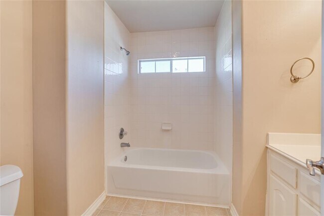 Building Photo - 10414 Hahns Peak Dr