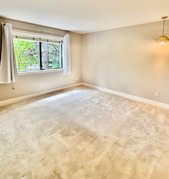 Building Photo - 2 Bed / 2 Bath Downtown Kirkland Condo $2,...