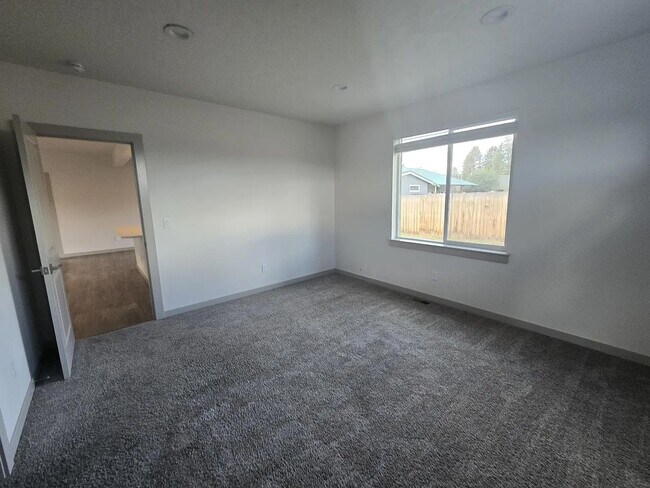 Building Photo - YECK-683