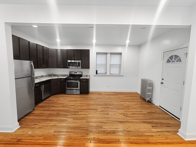 Building Photo - Large 2-bed/2-bath Apartment With Updated Kitchen and Large Living Room