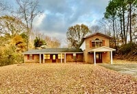 Building Photo - Large 4 Bedroom House